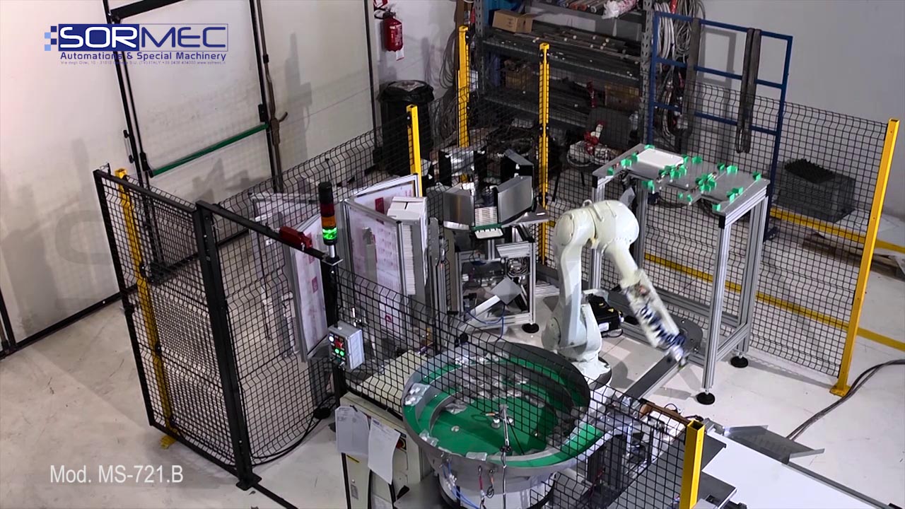 Isola robotizzata per il confezionamento di mobili in materiale plastico, a piè pressa di iniezione