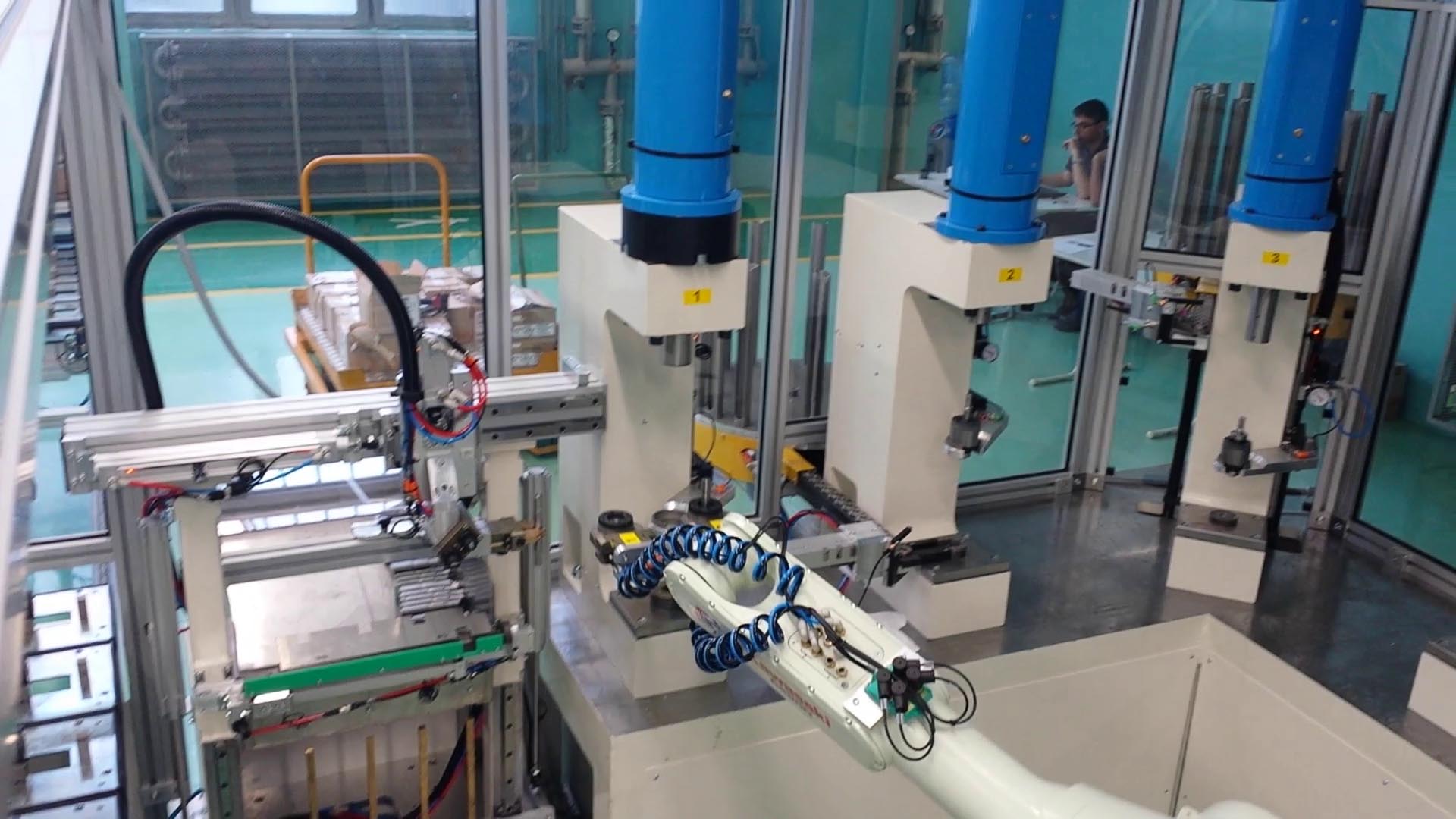 Robotisierte Montageanlage für Riemenscheibe und Kugellager auf der Rotorwelle von brushless Motoren